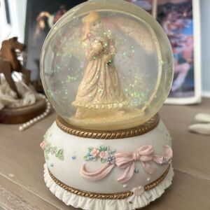 San Francisco Music Box Comes Vintage Style Snow Globe with Floral Accents